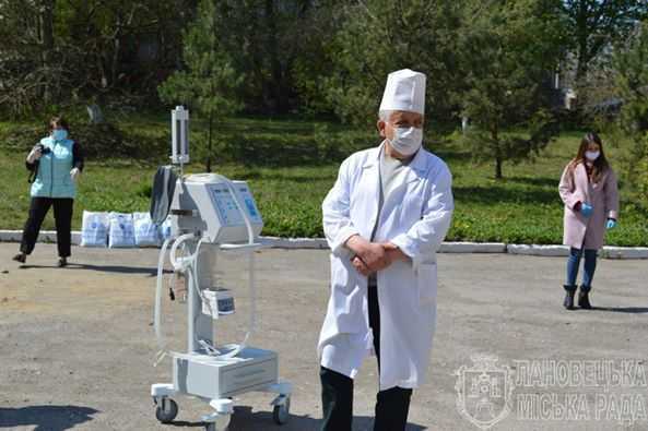 “Волочиськ-Агро” передали районній лікарні апарат штучної вентиляції легень